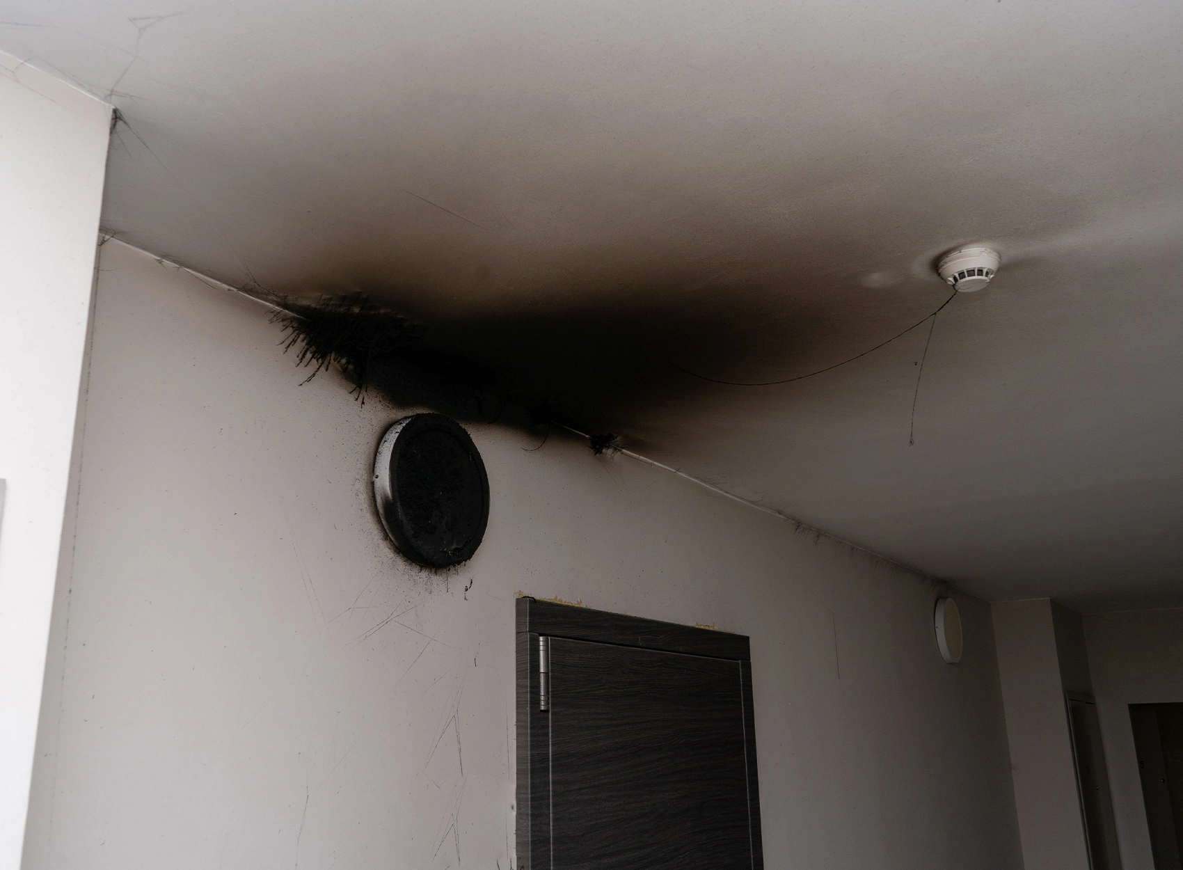 Galaverna Srl - Soffitto e pareti anneriti da fumo e fuliggine dopo un incendio