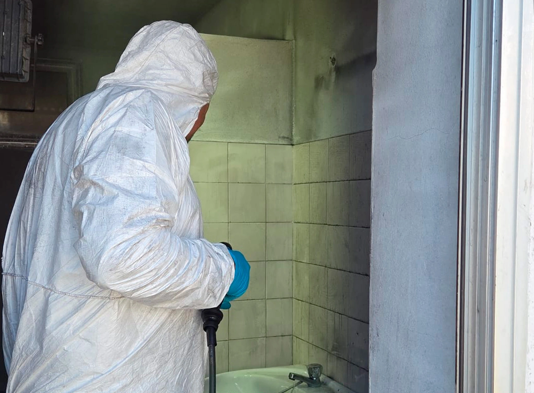 Galaverna Srl - Operatore durante la pulizia di pareti e superfici contaminate da fuliggine dopo un incendio
